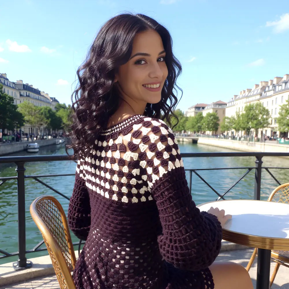 Pull au crochet Damiana de Cachalabibi - vue de dos en terrasse au bord de la Seine à Paris