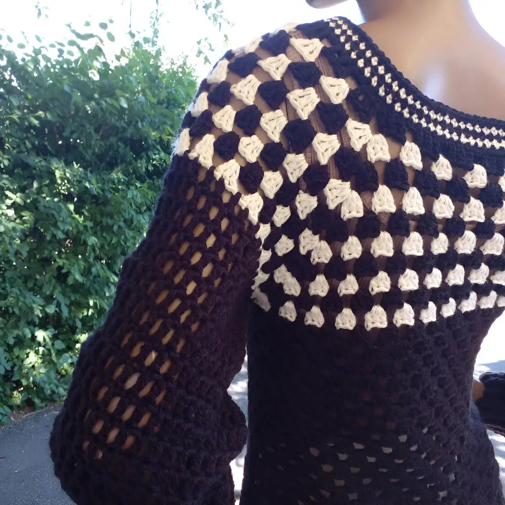 Pull au crochet Damiana de Cachalabibi - gros plan sur les motifs granny square bicolores noir et écru
