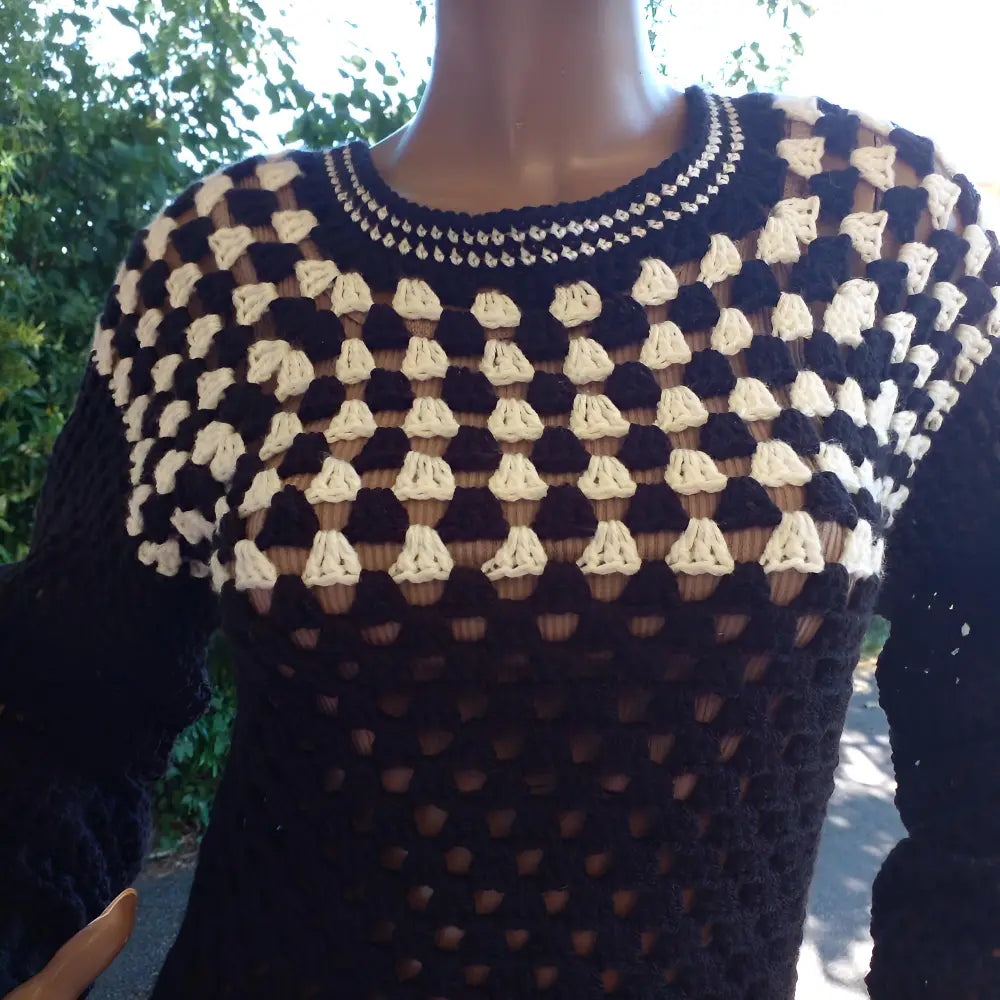 Pull au crochet Damiana de Cachalabibi - gros plan sur le devant pour les détails festonnés et l'encolure