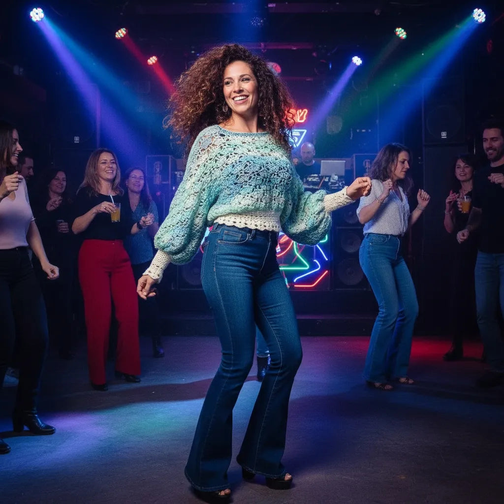 Pull au crochet Fidji de Cachalabibi - vue de face d'une femme qui danse sur la piste