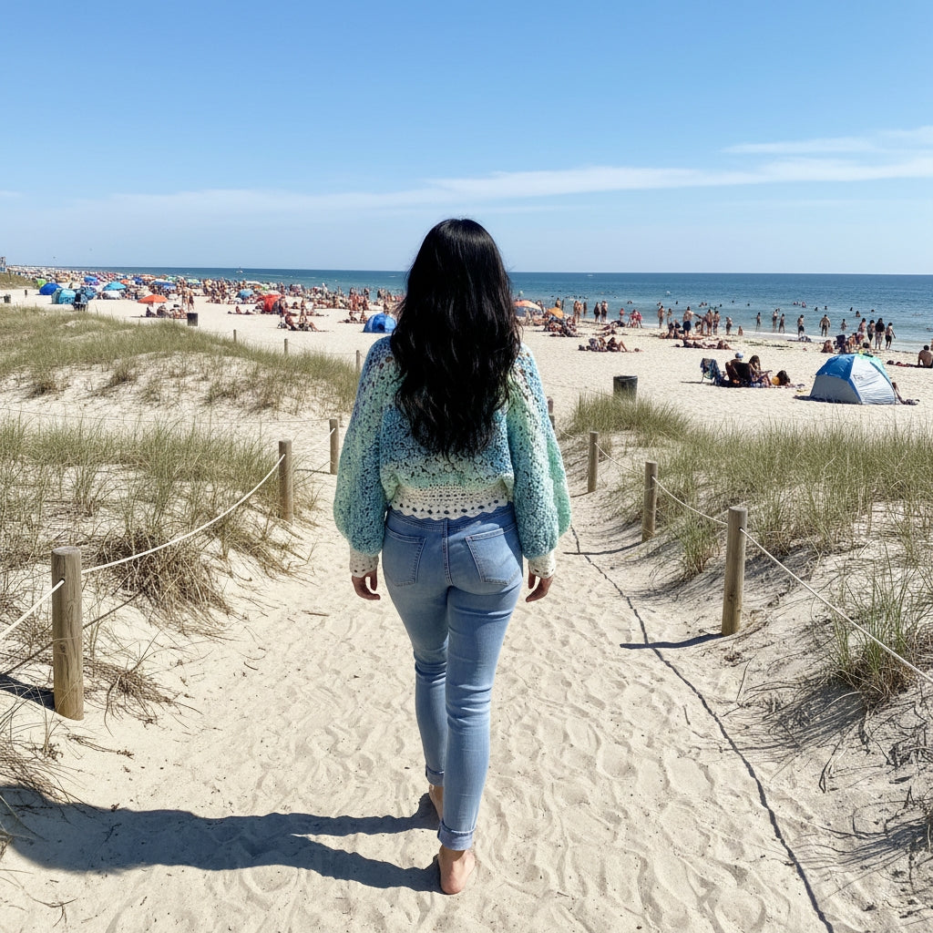 Pull au crochet Fidji de Cachalabibi - vue de dos contemplant la plage animée avec parasols et baigneurs