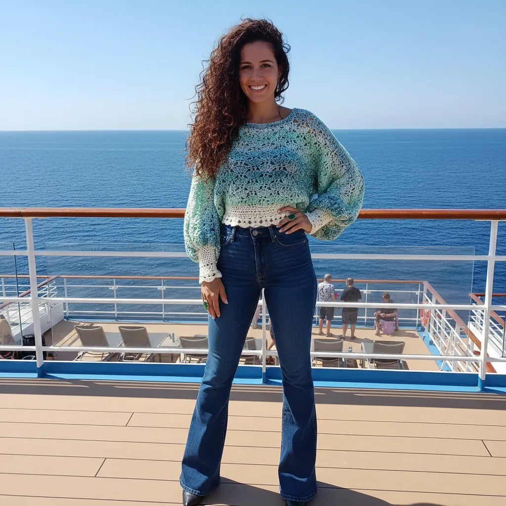 Pull au crochet Fidji de Cachalabibi - vue de face d'une femme en jean sur le pont d'un bateau