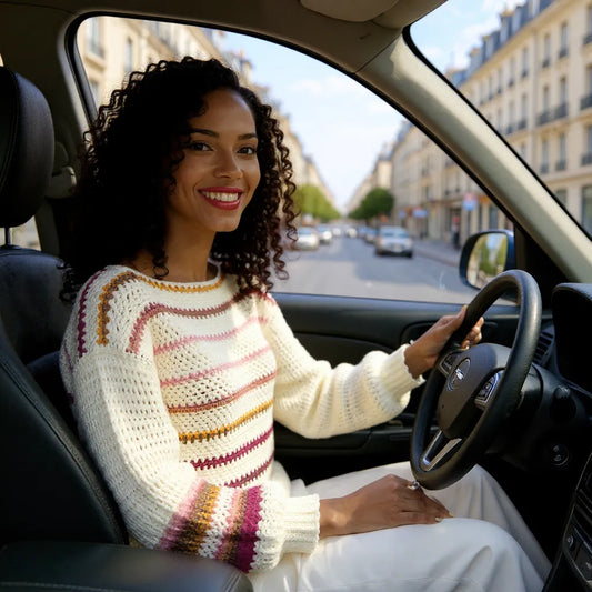 Pull au crochet Inverno de Cachalabibi - porté par une jeune femme au volant de sa voiture