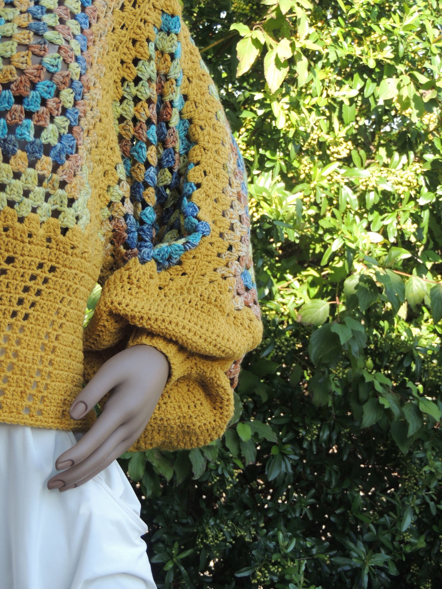 Pull au crochet Labyrintho de Cachalabibi - Détail de la manche ample gauche