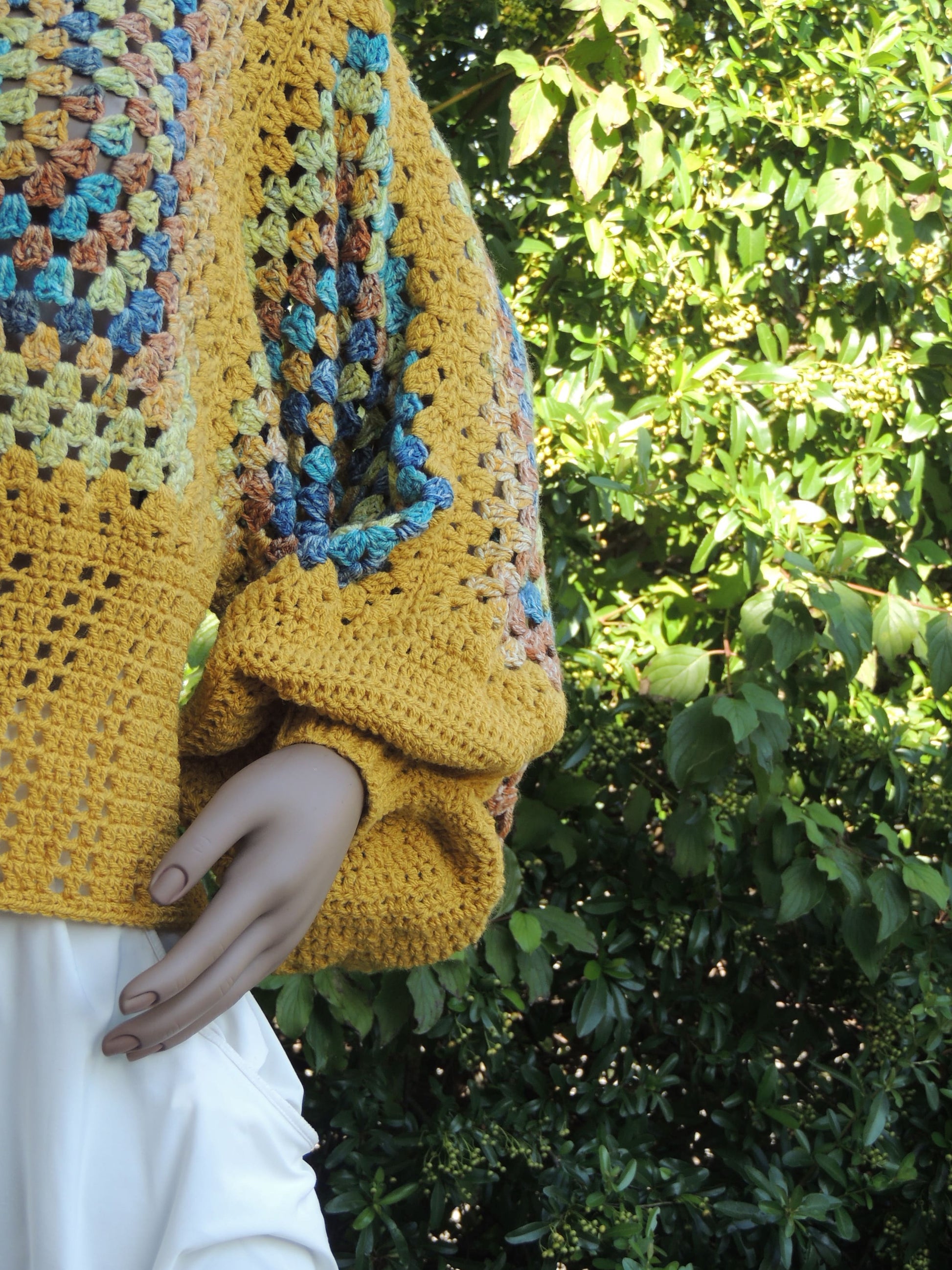 Pull au crochet Labyrintho de Cachalabibi - Détail de la manche ample gauche