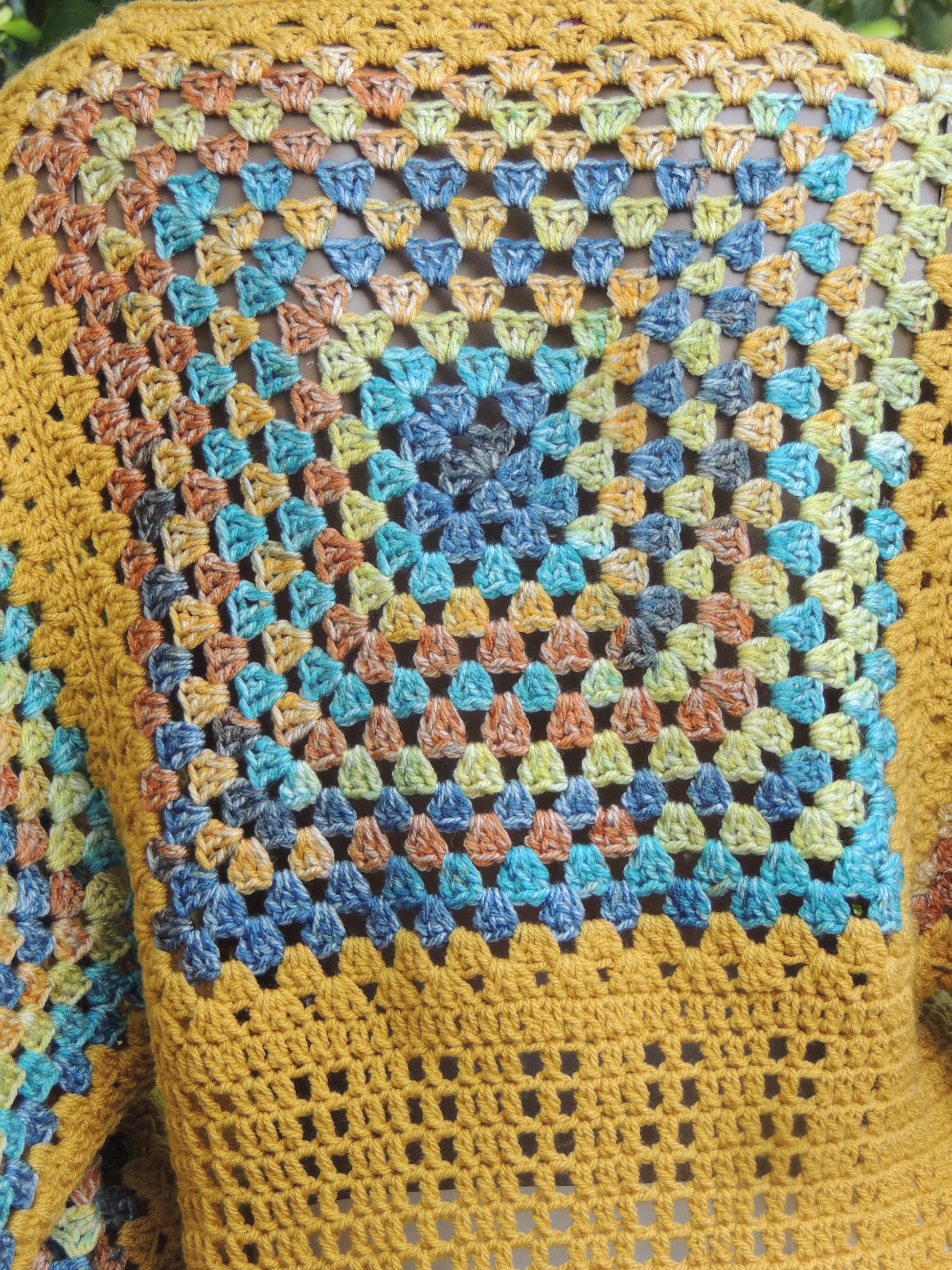 Pull au crochet Labyrintho de Cachalabibi - vue du dos