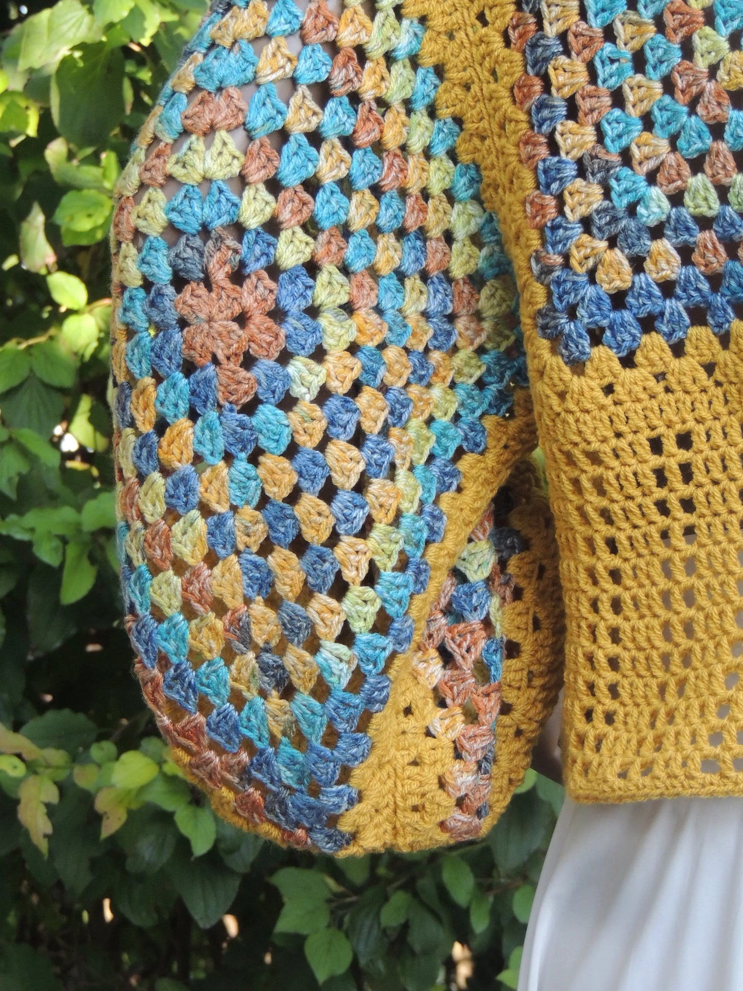 Pull au crochet Labyrintho de Cachalabibi - Détail de la manche bouffante gauche