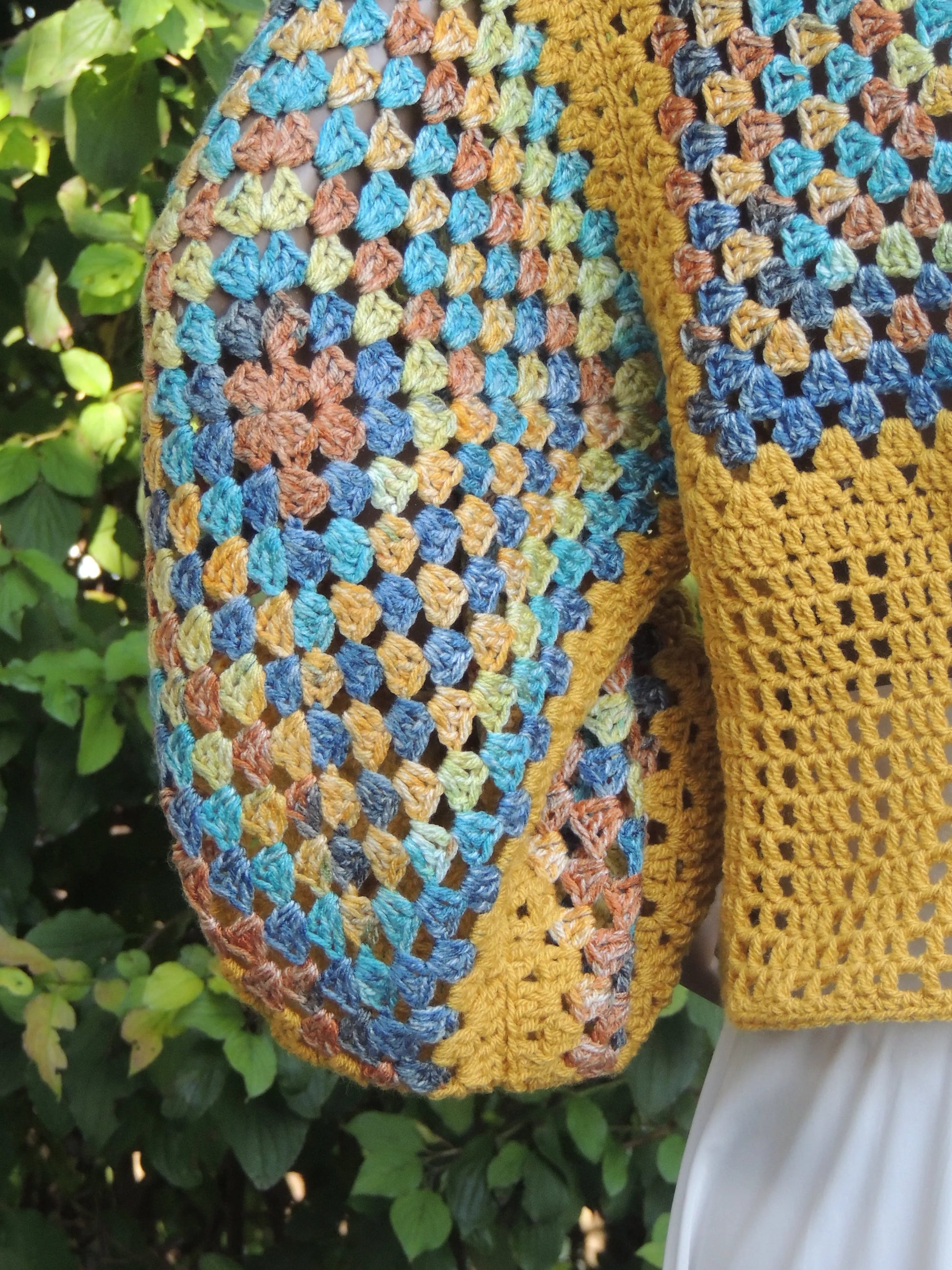 Pull au crochet Labyrintho de Cachalabibi - Détail de la manche bouffante gauche