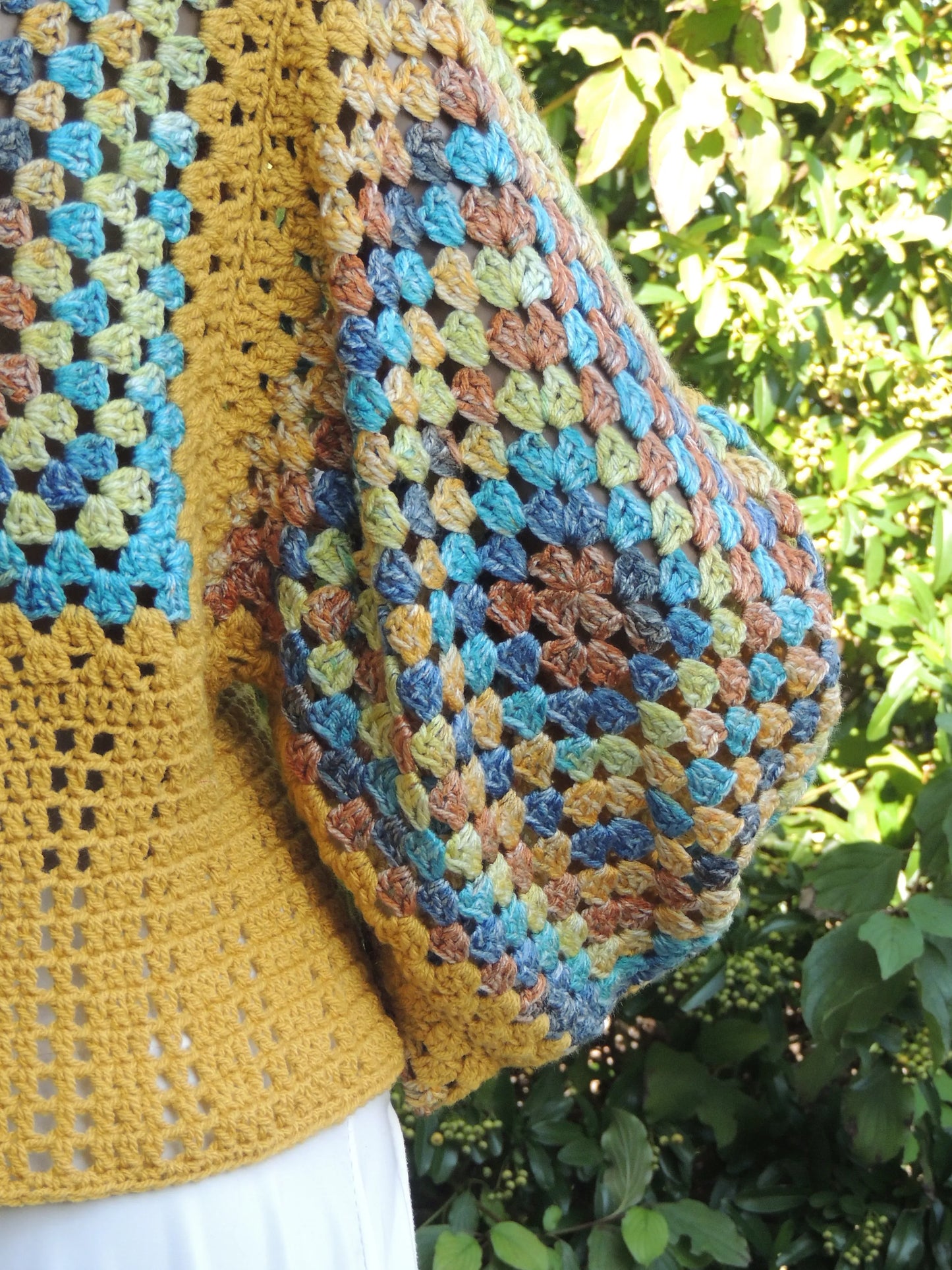 Pull au crochet Labyrintho de Cachalabibi - Détail de la manche bouffante droite