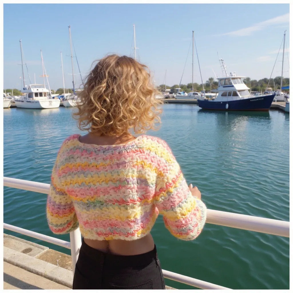 Pull au crochet Linéo de Cachalabibi - vue de dos contemplant la marina avec voiliers et yachts