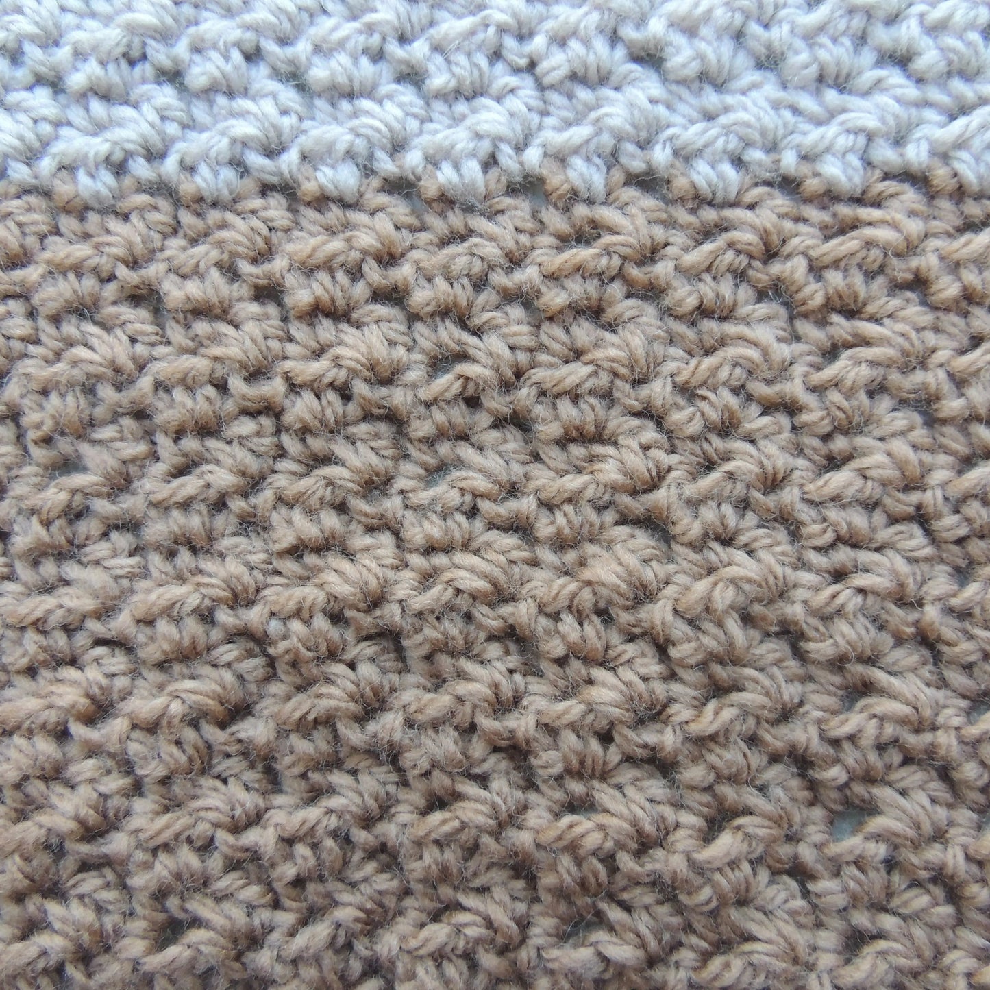 Pull au crochet Passero de Cachalabibi - gros plan du devant sur la rayure marron avec les poins ajourés