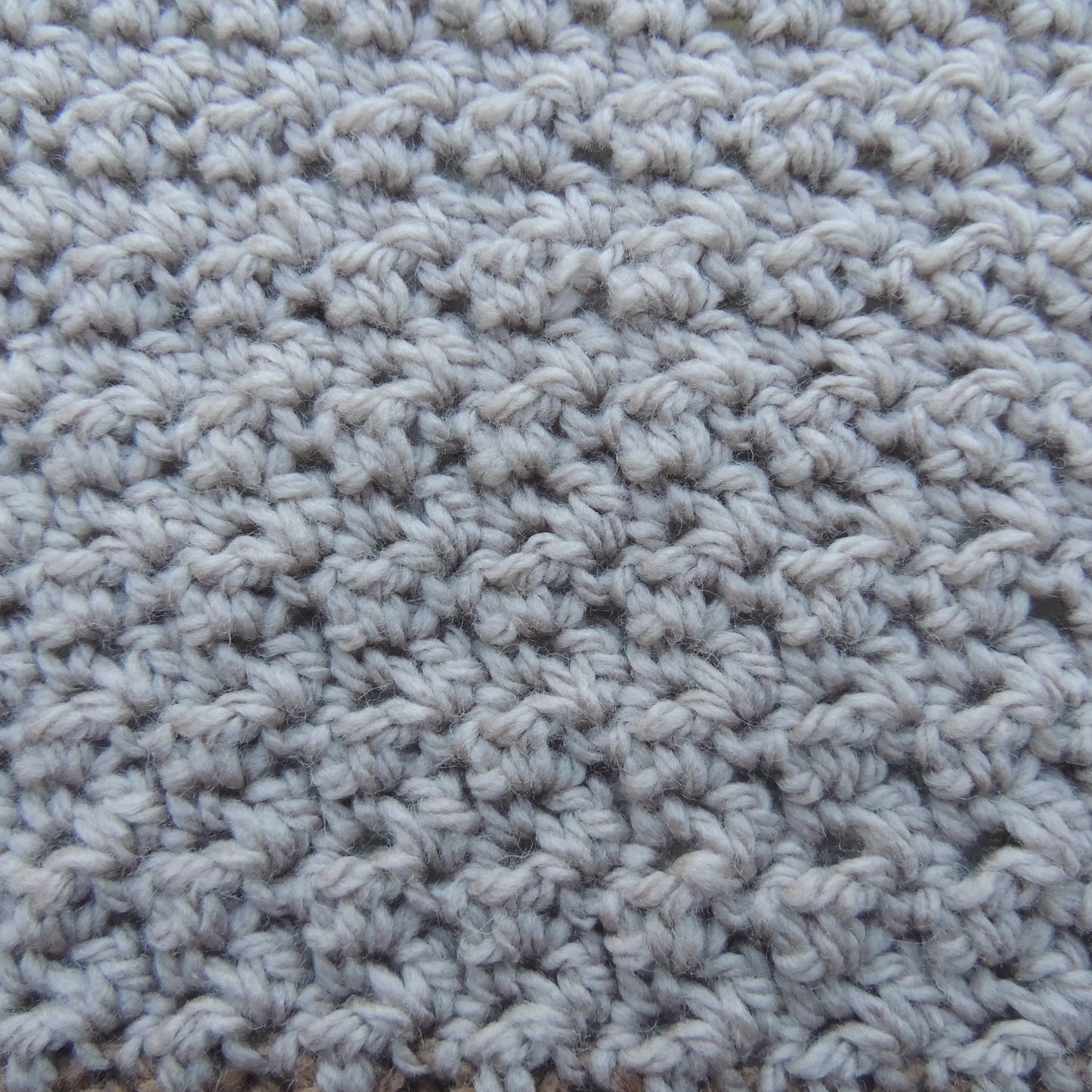 Pull au crochet Passero de Cachalabibi  - gros plan sur la dos avec le détail du point ajouré