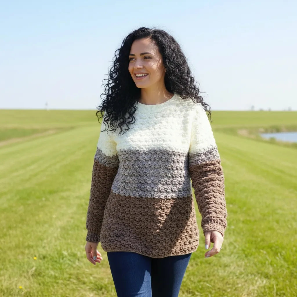 Pull au crochet Passero de Cachalabibi - vue de profil d'une jeune femme qui marche dans un champ