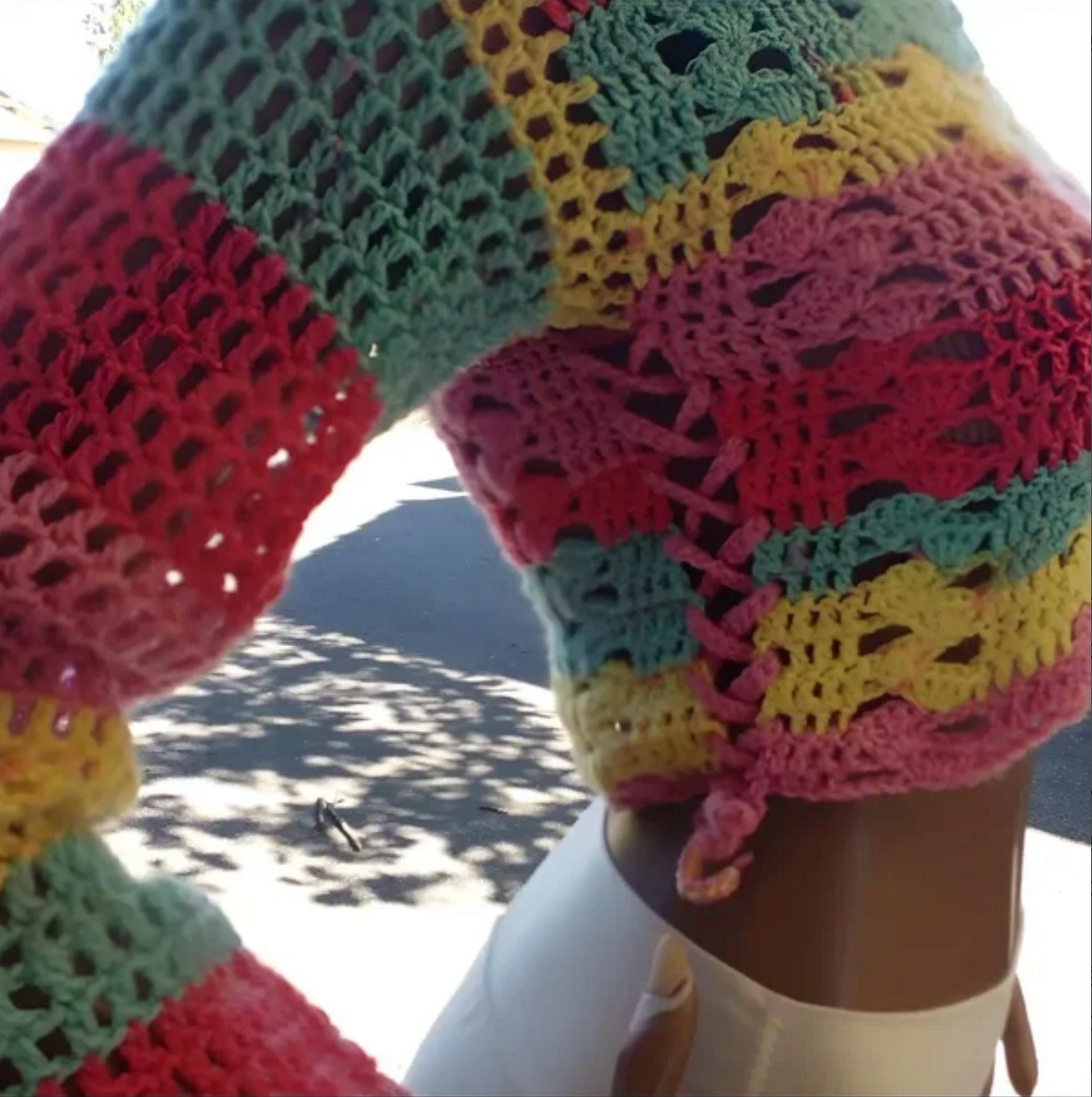 Pull au crochet Romanella de Cachalabibi - Gros plan sur les manches longues ajourées