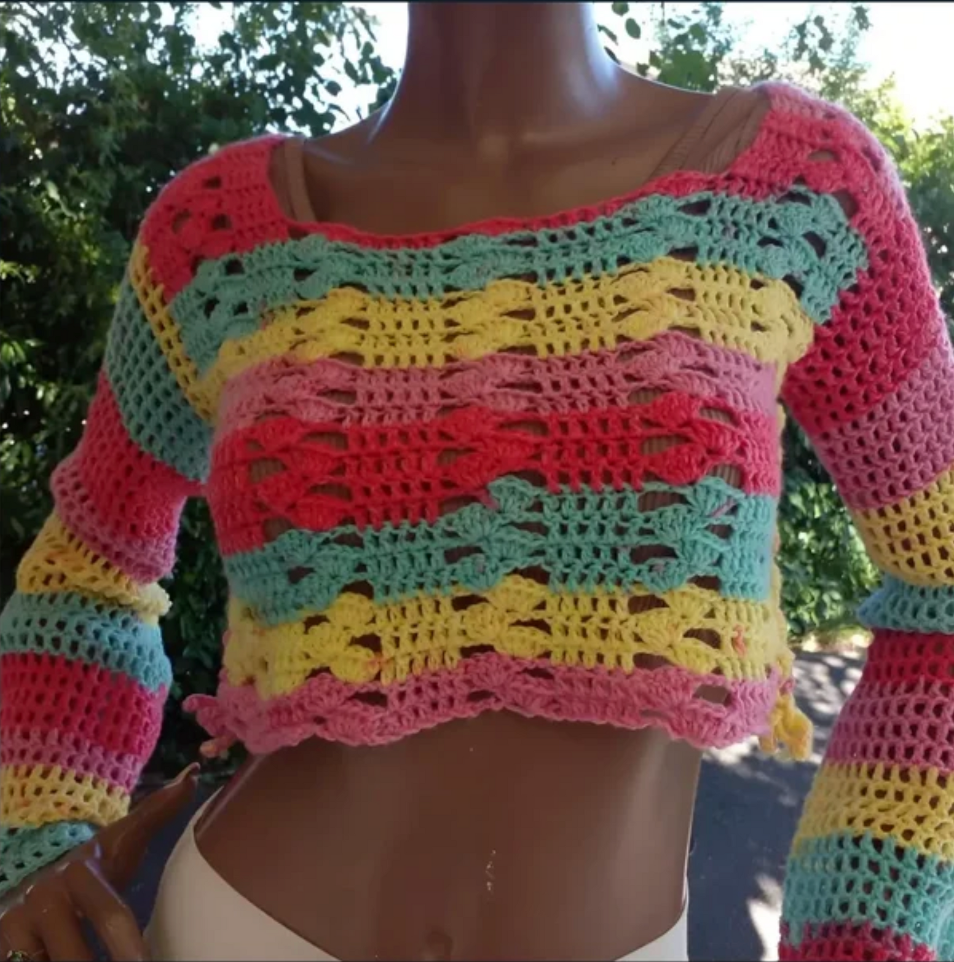 Pull au crochet Romanella de Cachalabibi - Gros plan sur l'encolure et les bandes colorées ajourées