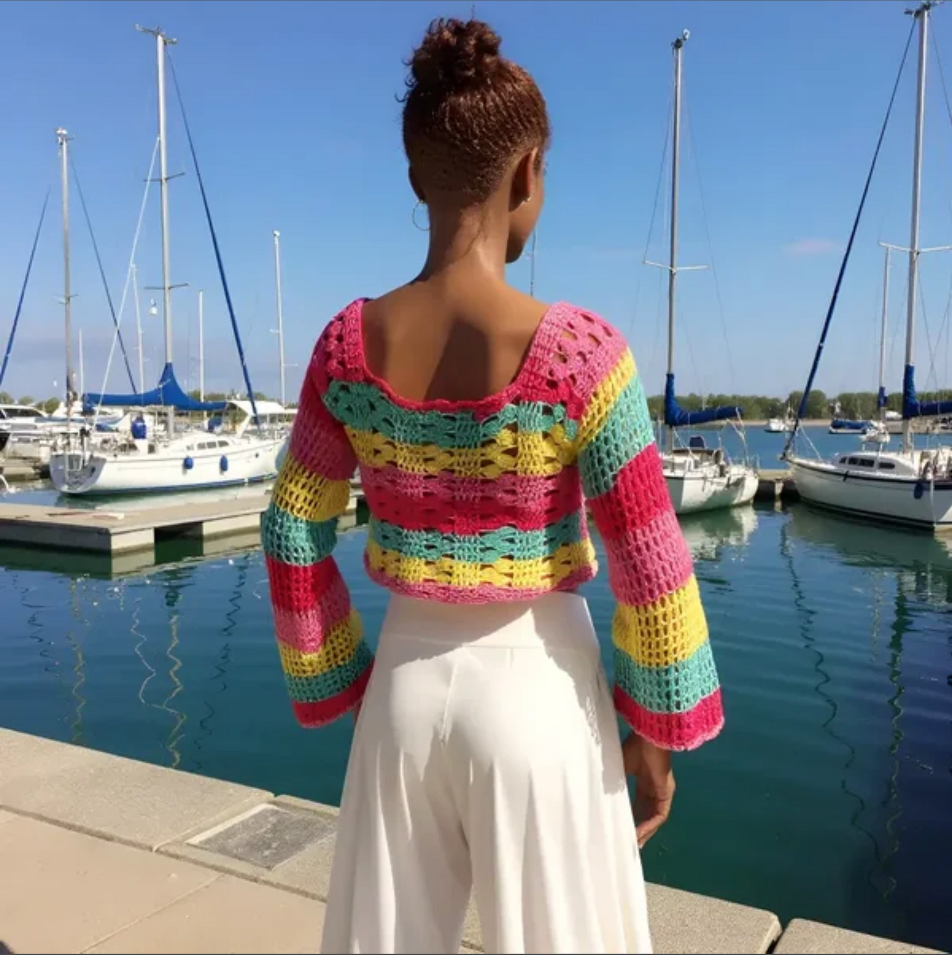 Pull au crochet Romanella de Cachalabibi - Vue de dos au port, pièce unique multicolore arc-en-ciel