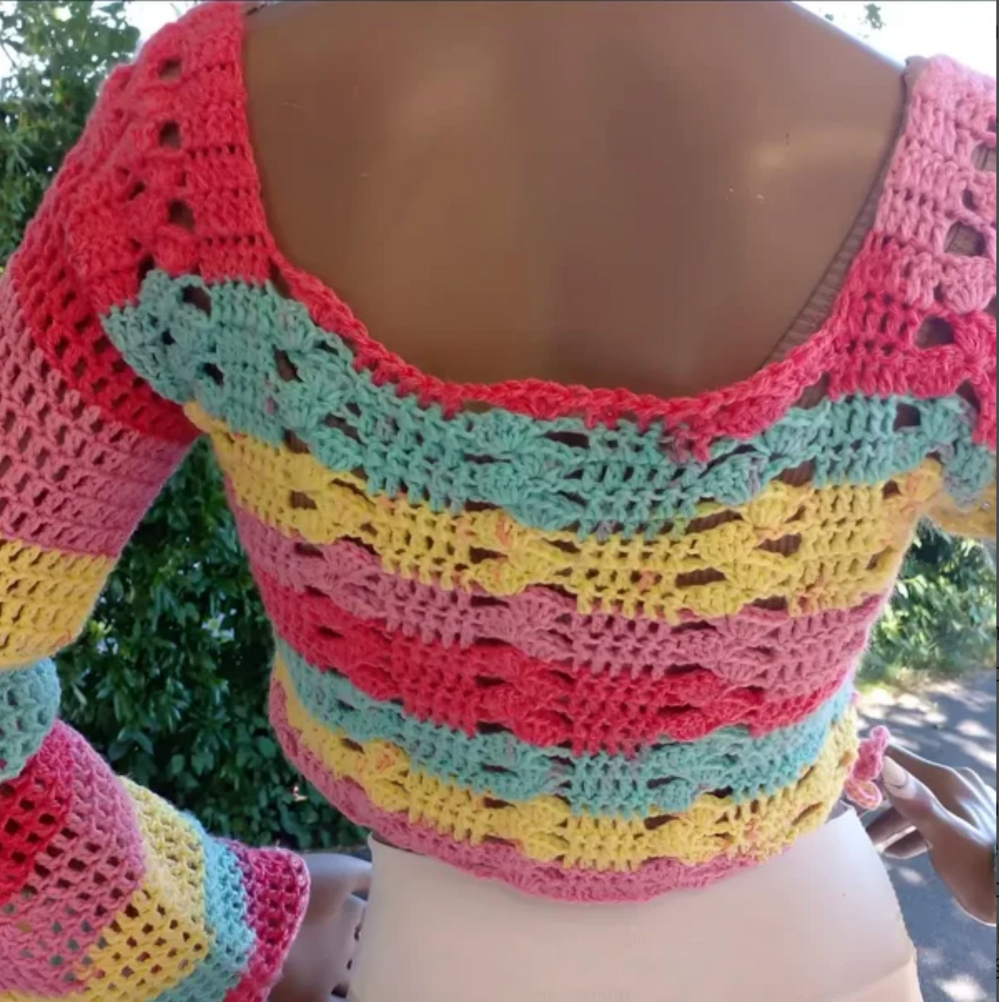 Pull au crochet Romanella de Cachalabibi - Gros plan sur l'encolure du dos, taille M