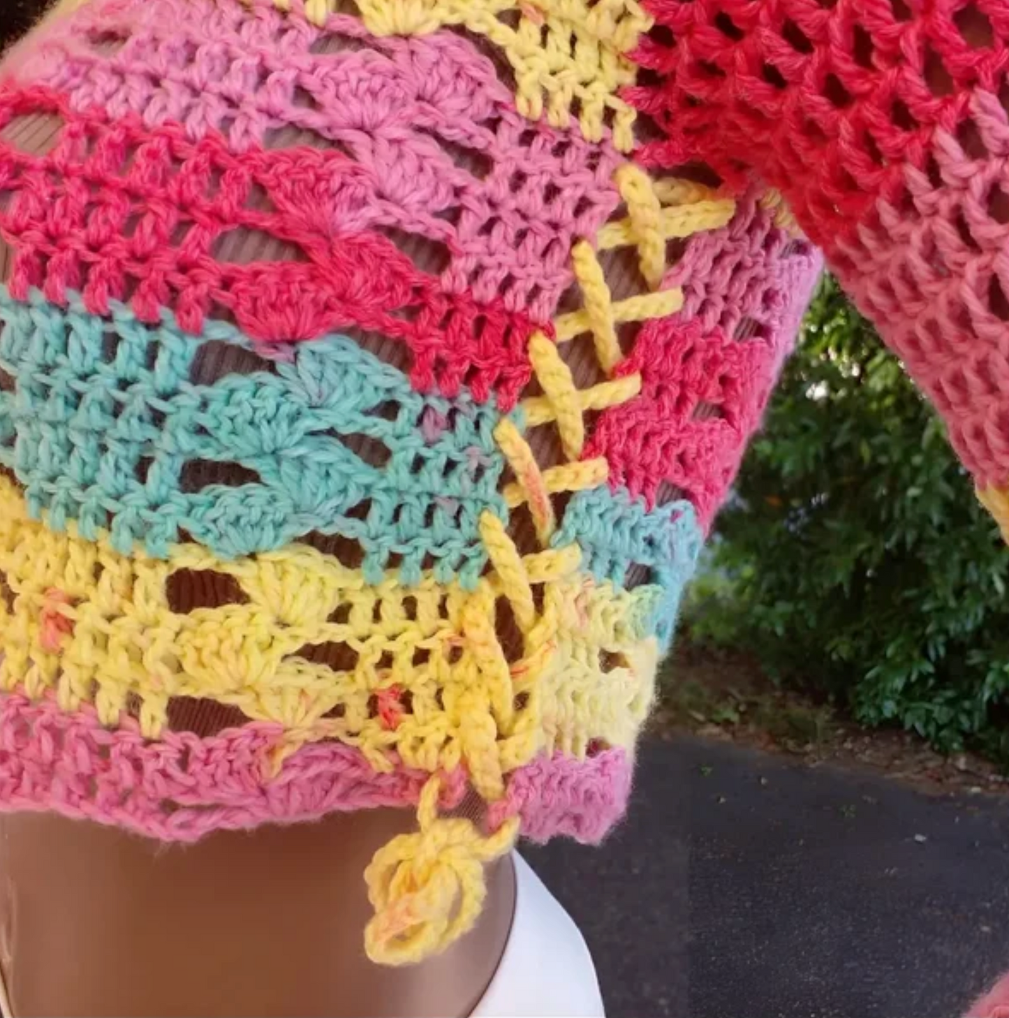 Pull au crochet Romanella de Cachalabibi - Gros plan sur le côté des manches longues ajourées