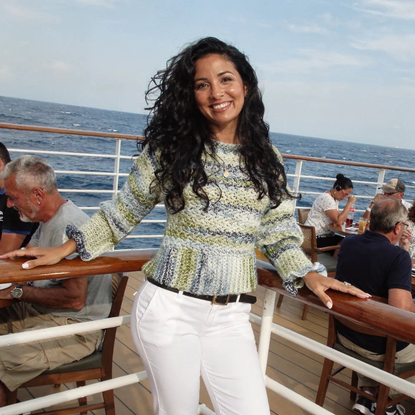 Pull au crochet Sweaty de Cachalabibi -gros plan sur le dégradé horizontal chiné avec nuances gris anthracite vert anis écru bleu gris