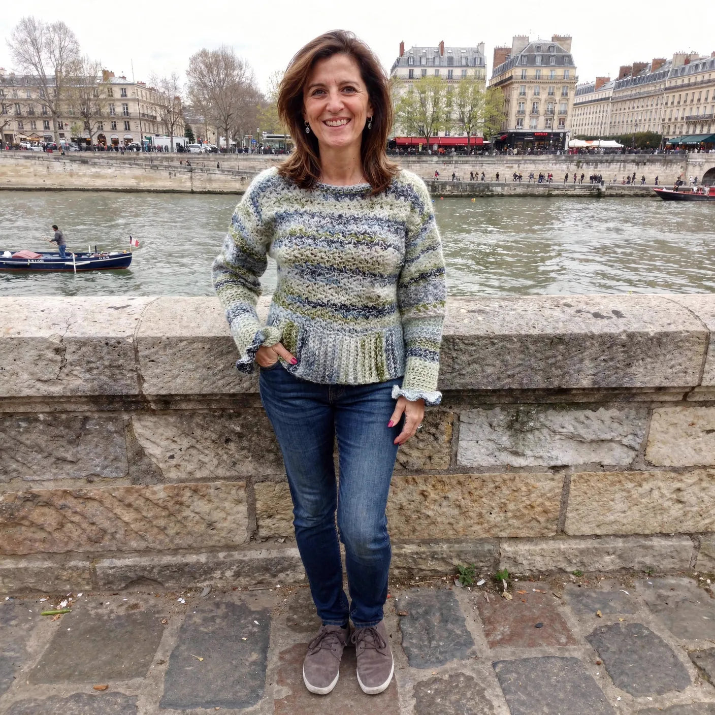 Pull au crochet Sweaty de cachalabibi - chiné gris vert écru bleu - vue de face sur les quais de Seine à Paris