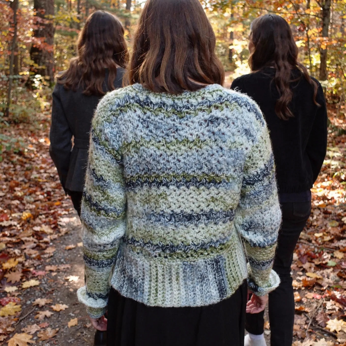 Pull au crochet Sweaty de Cachalabibi - vue de dos en forêt d'automne avec feuilles mortes et arbres colorés
