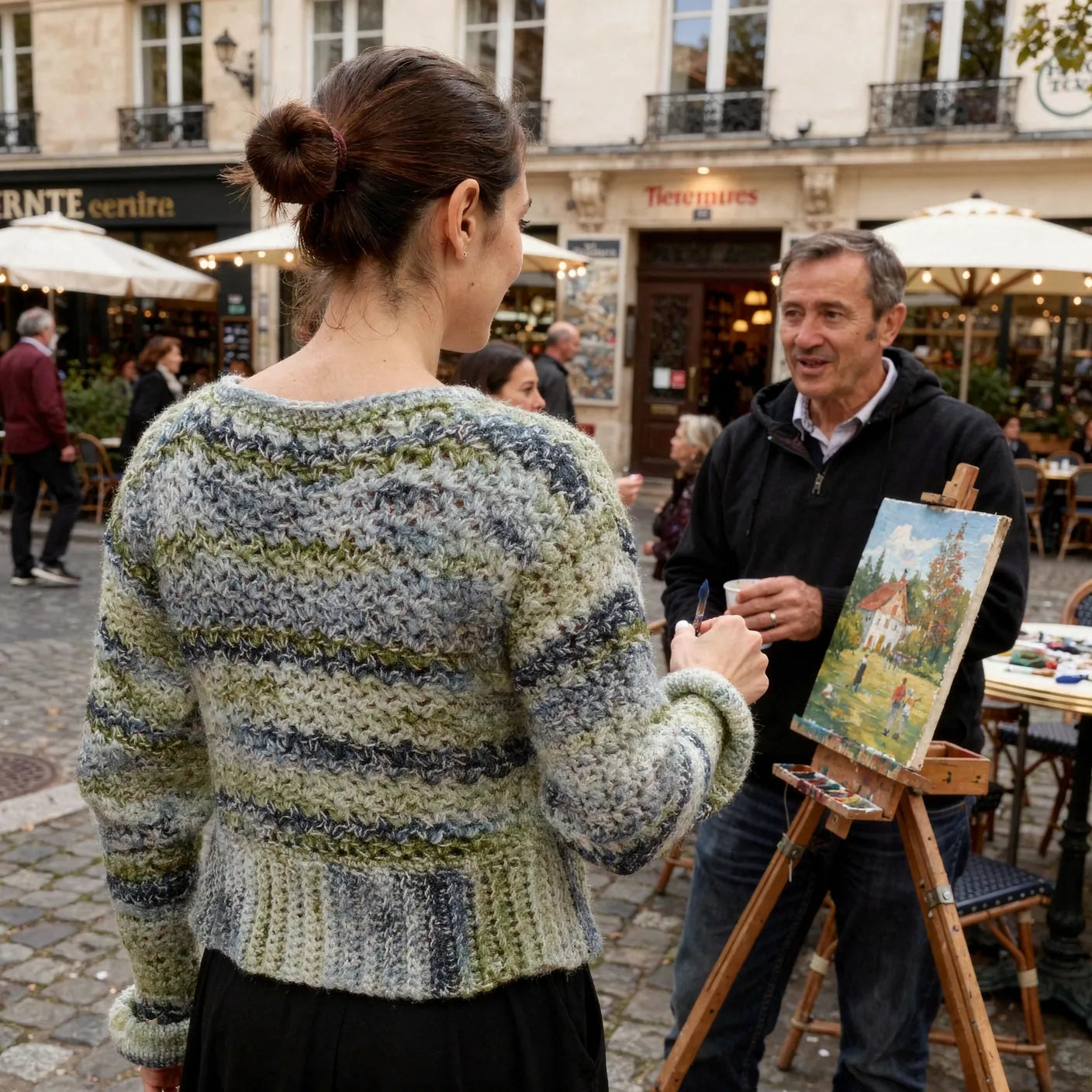 Pull au crochet Sweaty de Cachalabibi - vue de dos avec un artiste peintre sur la place du Tertre à Montmartre