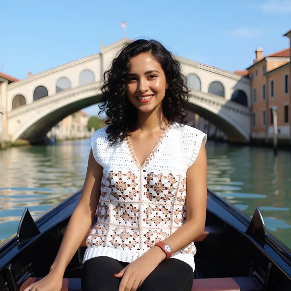 Pull au crochet Templarito de Cachalabibi - Porté par une jeune femme assise sur une gondole à Venise