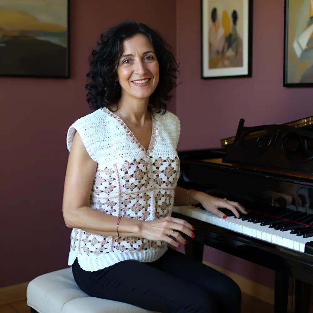 Pull au crochet Templarito de Cachalabibi - Vue de face au piano, taille 38/42, 100% coton