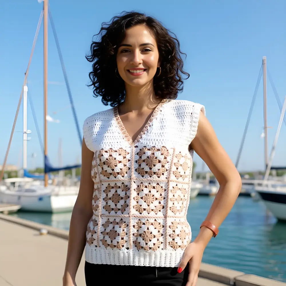 Pull au crochet Templarito de Cachalabibi - Vue de face au port avec bateaux, style bohème estival élégant