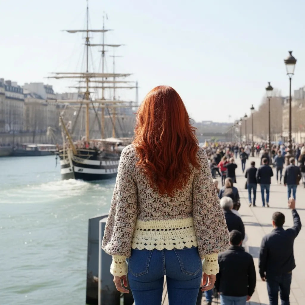 Pull au crochet Unico de Cachalabibi - vue de dos depuis un quai avec un vieux gréement au loin