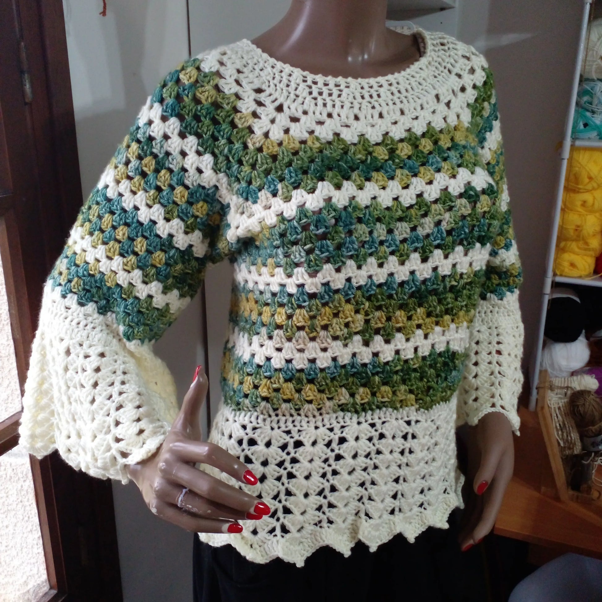 Pull au crochet Verduro de Cachalabibi - écru avec empiècement rayé horizontal vert et manches évasées