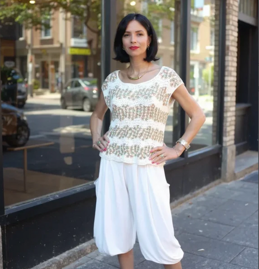 Pull au crochet fait main Azeitona de Cachalabibi - beige - Vue de face en ville, style bohème chic avec manches courtes ajourées