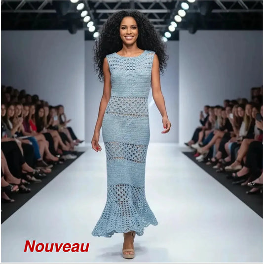 Robe au crochet fait main Abitobella de Cachalabibi - bleu ciel - vue de dos d'une femme sur un podium de défilé de mode avec public