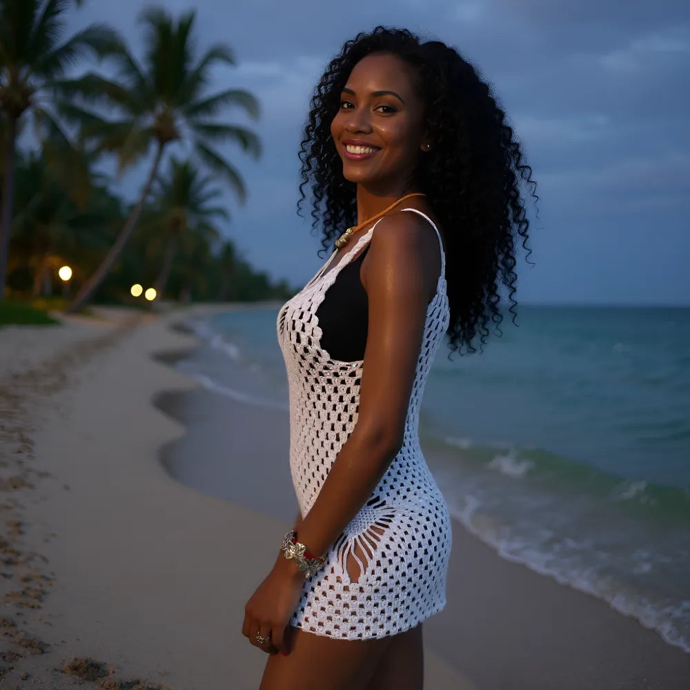 Robe de bain au crochet Bain de minuit de Cachalabibi - de profil sur une jeune femme en début de soirée