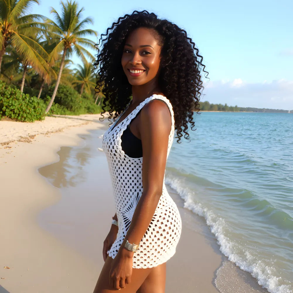 Robe de bain au crochet Bain de minuit de Cachalabibi - vue de profil d'une jeune femme souriante au bord de la plage