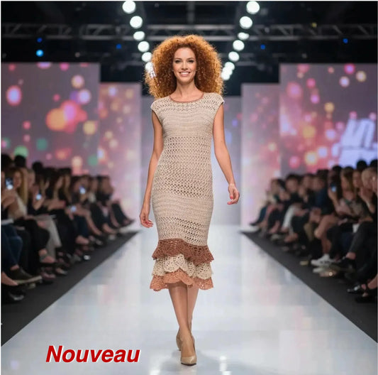 Robe au crochet fait main Cioccolato de Cachalabibi - beige -vue de dos d'une femme sur un podium de défilé de mode avec public