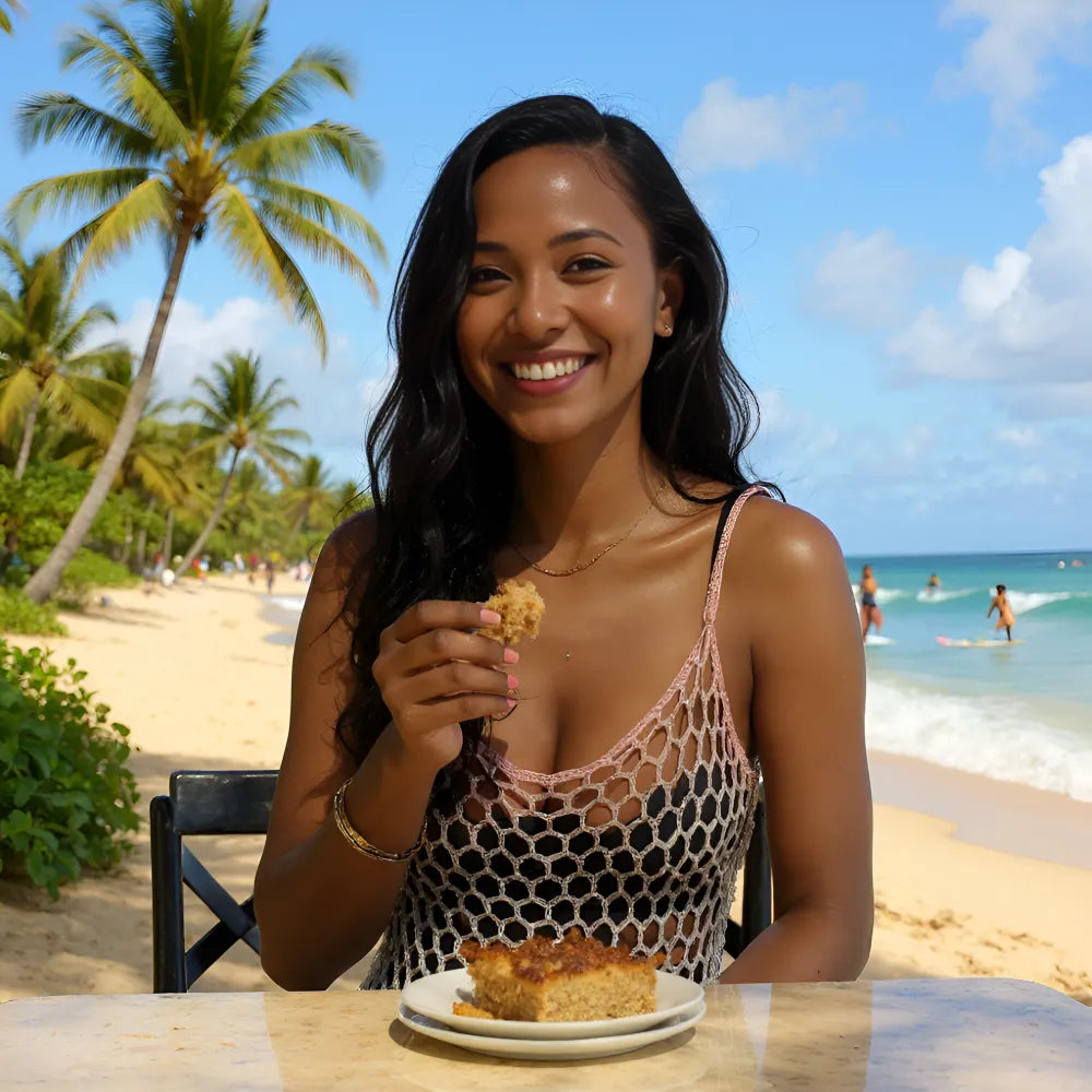Robe de bain au crochet Bellarete de Cachalabibi - gros plan sur le col rond profond et les bretelles fines
