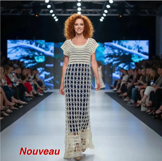 Robe au crochet fait main Overdressy de Cachalabibi - écru - vue de face sur un podium de défilé de mode avec public