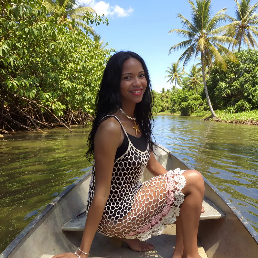 Robe de bain au crochet Bellarete de Cachalabibi - vue de profil en balade en barque dans la mangrove avec palmiers