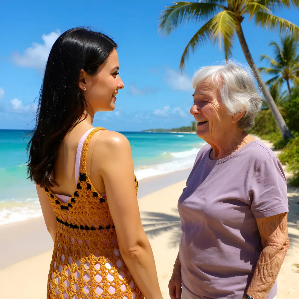 Robe de bain au crochet Cocconoce de Cachalabibi - vue de face à la plage paradisiaque avec palmiers et grand-mère