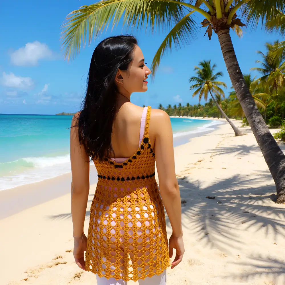 Robe de bain au crochet Cocconoce de Cachalabibi - vue de dos à la plage paradisiaque avec palmiers