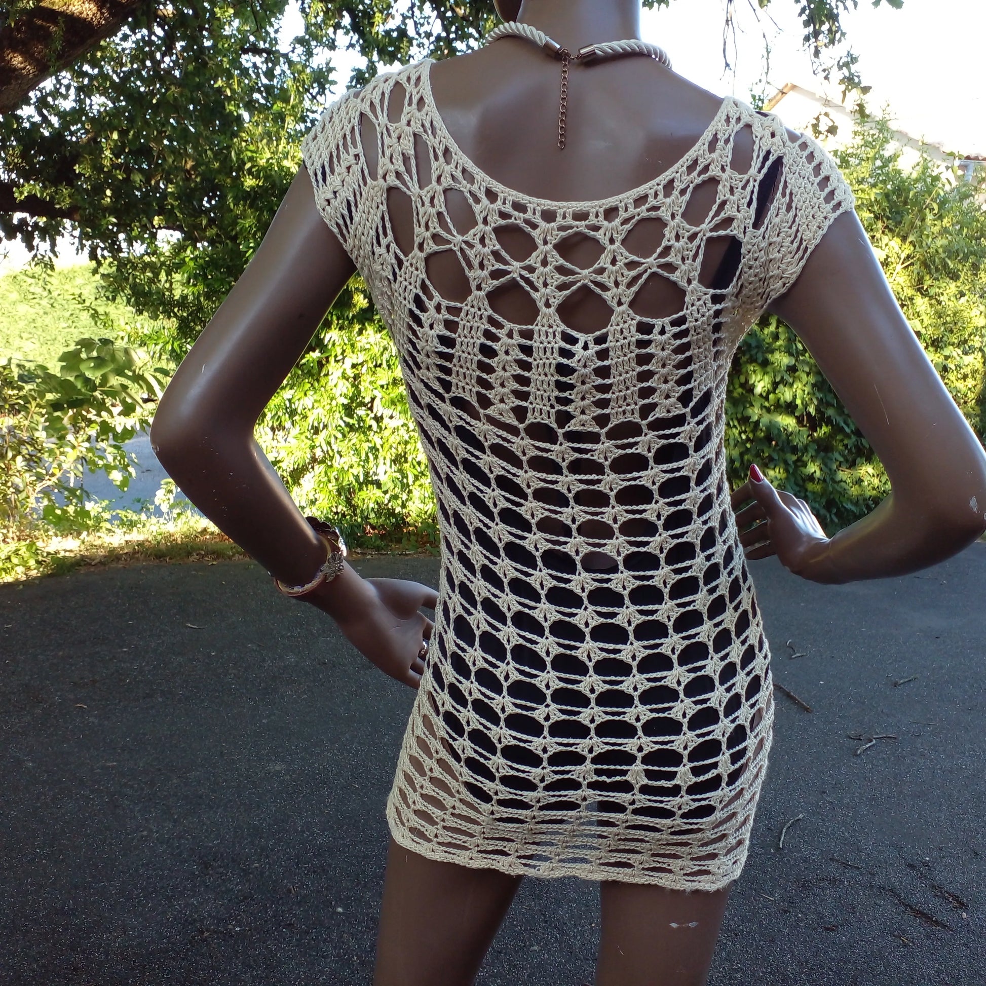 Robe de bain au crochet La playa de Cachalabibi - vue de dos sur mannequin montrant le point ajouré en grille