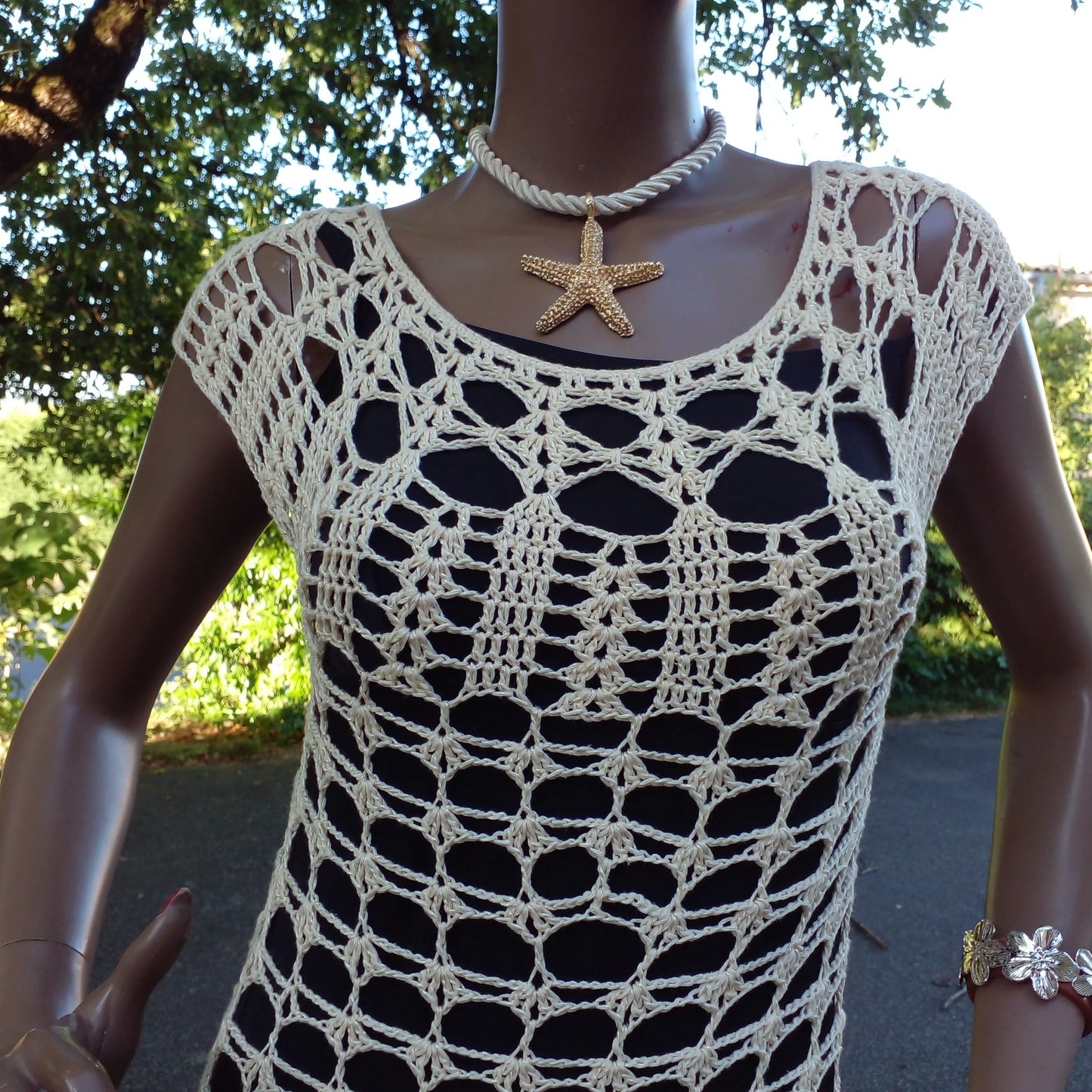 RobRobe de bain au crochet La playa de Cachalabibi - gros plan sur le col rond et les manches courtes ajourées