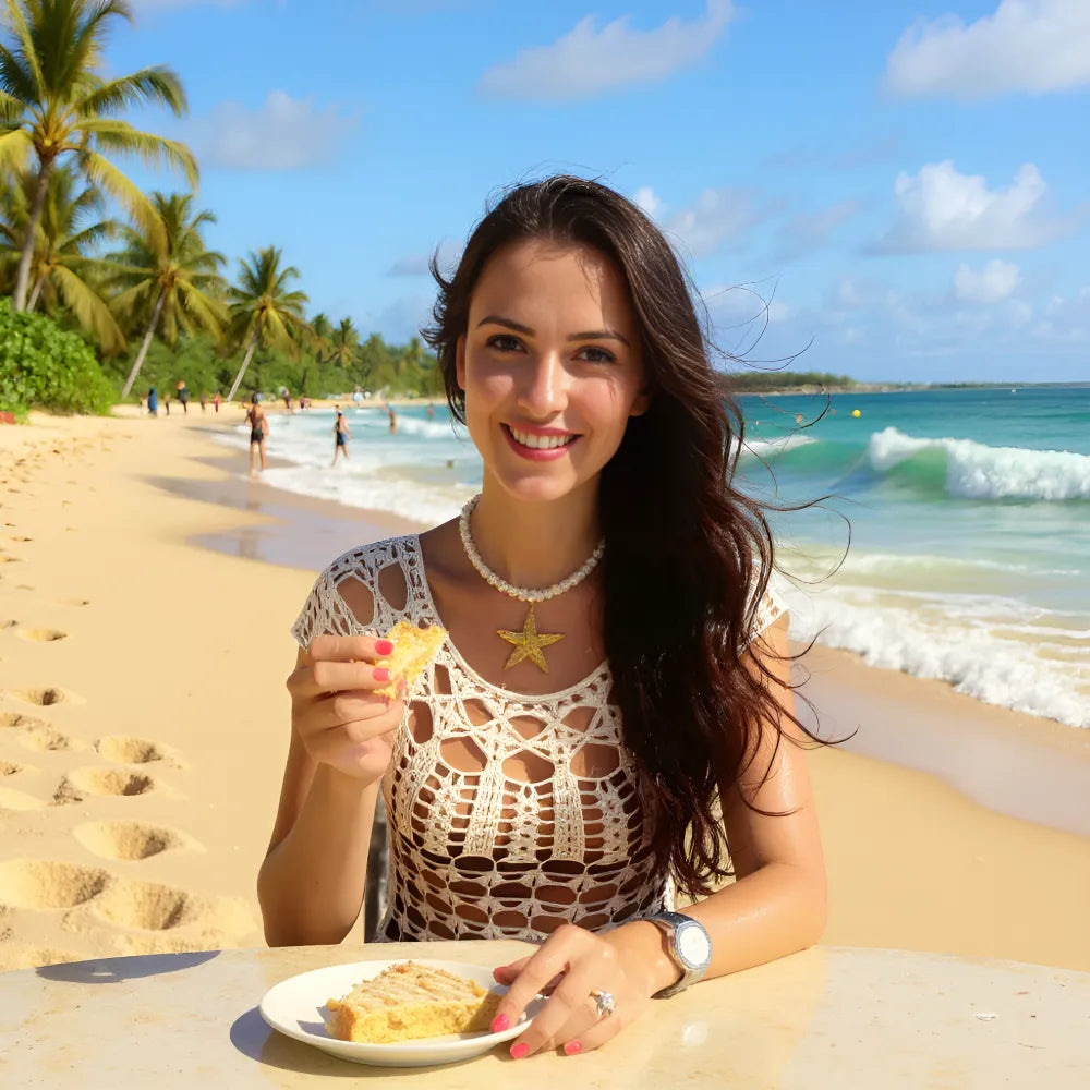 Robe de bain au crochet La playa de Cachalabibi - vue de face d'une femme qui mange de l'ananas