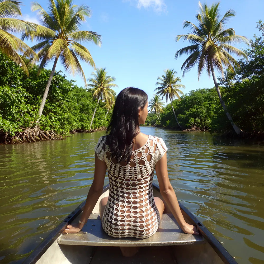Robe de bain au crochet La playa de Cachalabibi - vue de dos en balade en barque dans la mangrove avec palmiers