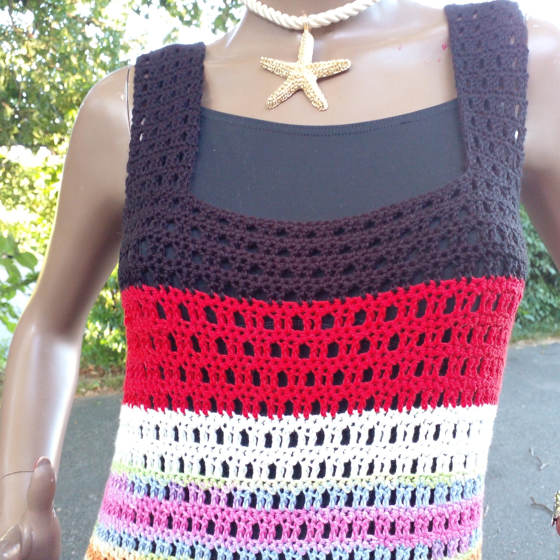 Robe de bain au crochet Mindelo de Cachalabibi - gros plan de face sur le point ajouré en grille et les bandes colorées