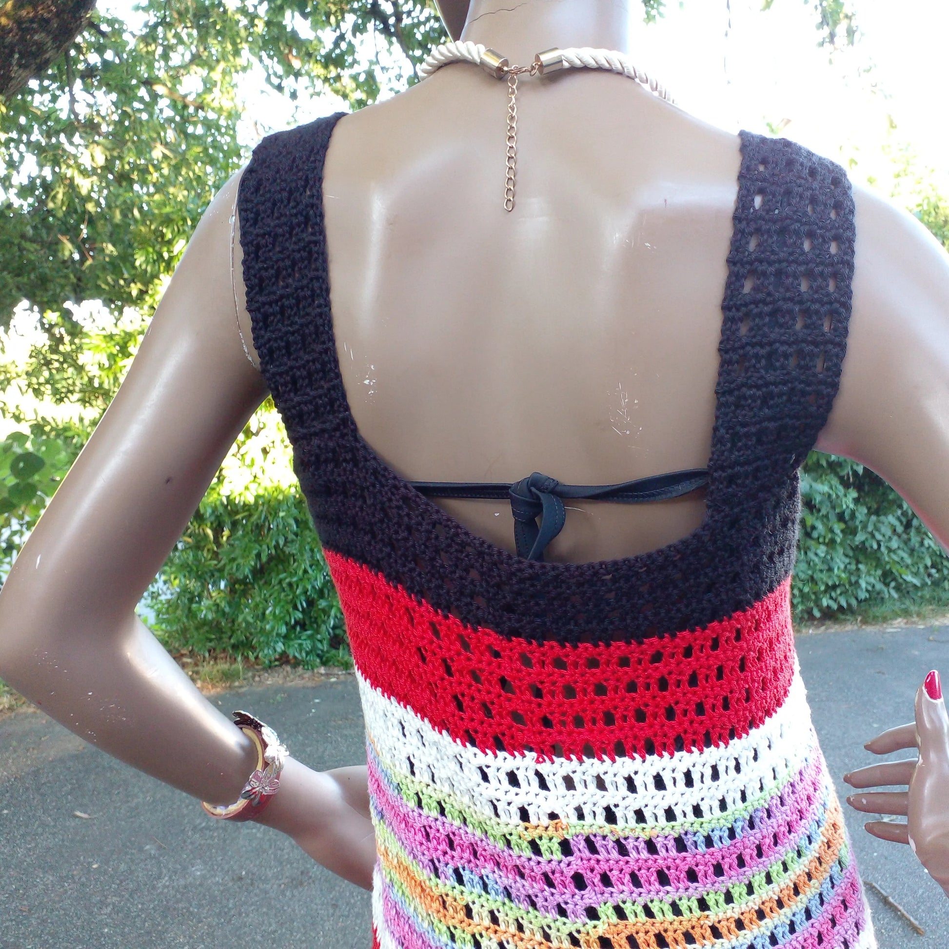 Robe de bain au crochet Mindelo de Cachalabibi - gros plan de dos sur les bandes horizontales noir, rouge, blanc et arc-en-ciel multicolore