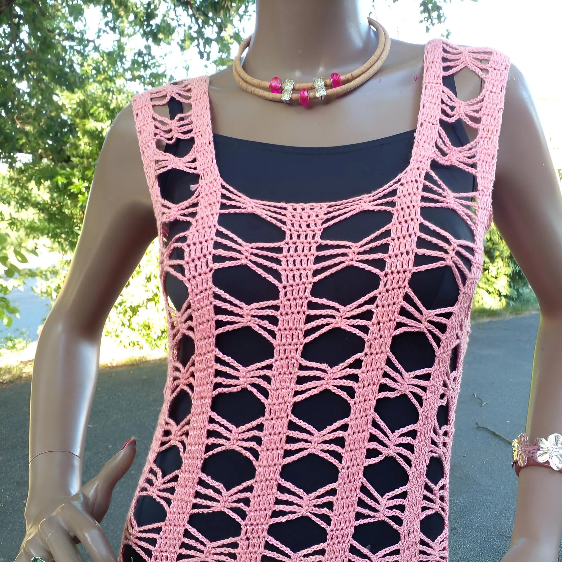 Robe de bain au crochet Oleandro de Cachalabibi - gros plan sur le col carré et les bretelles larges ajourées