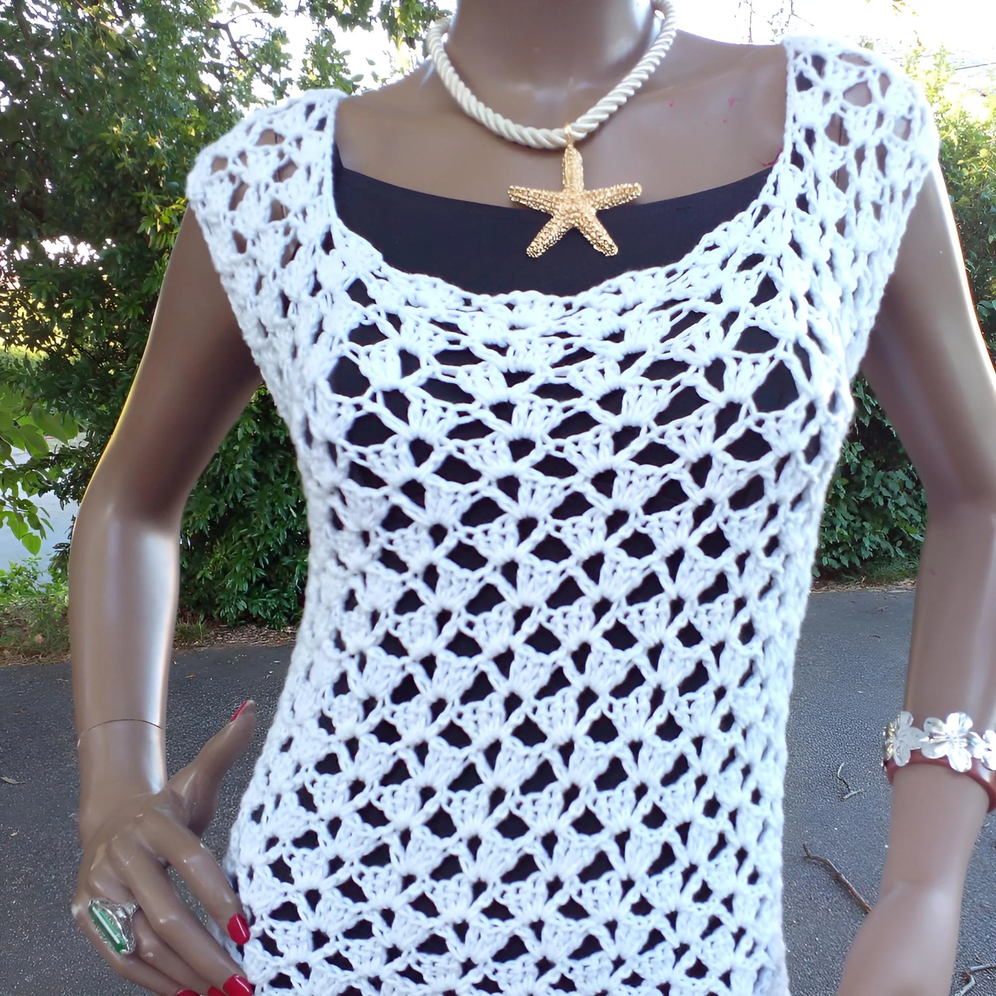 Robe de bain au crochet Oleandro de Cachalabibi - gros plan sur les manches courtes ajourées délicates