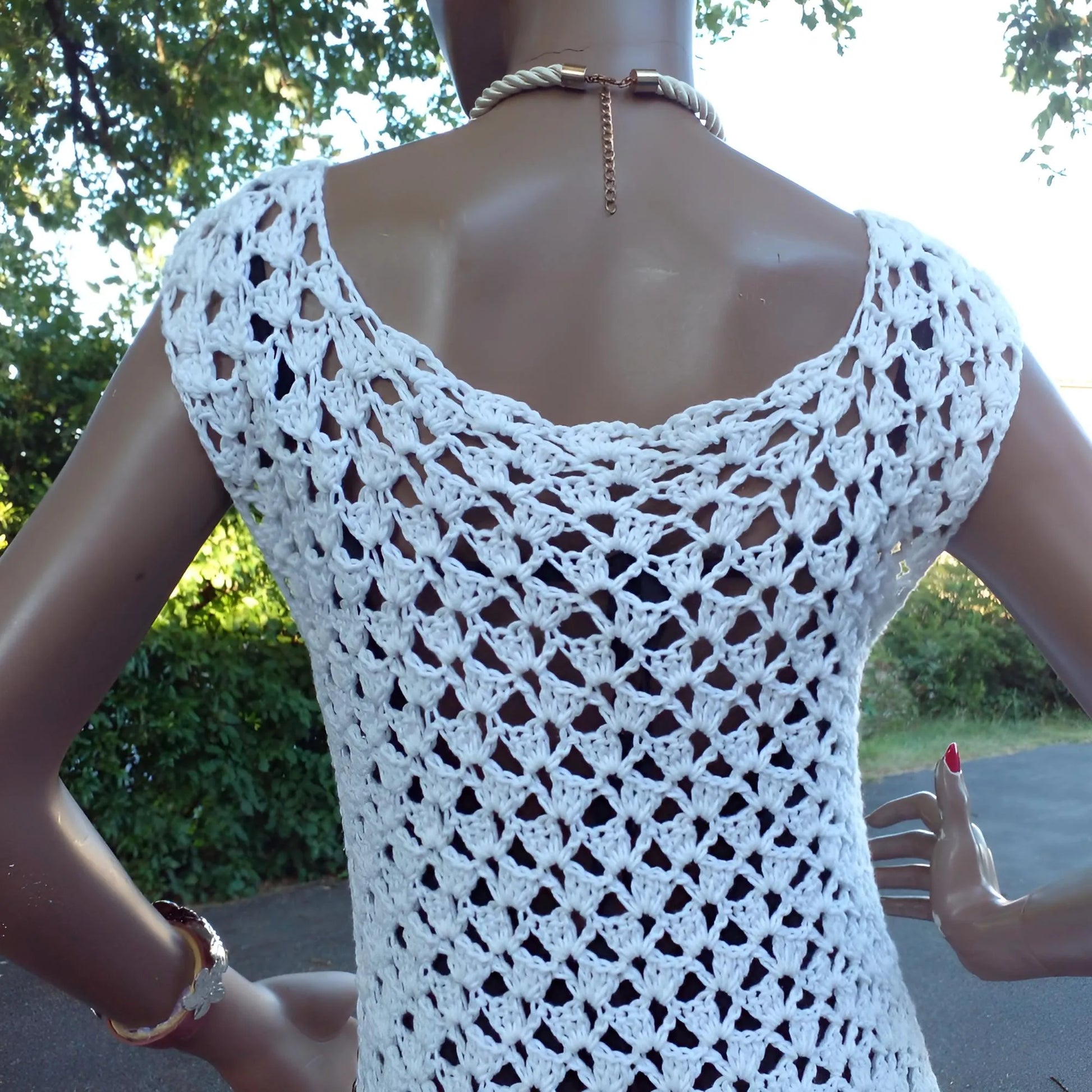 Robe de bain au crochet Oleandro de Cachalabibi - gros plan sur le dos montrant le point ajouré en grille transparent